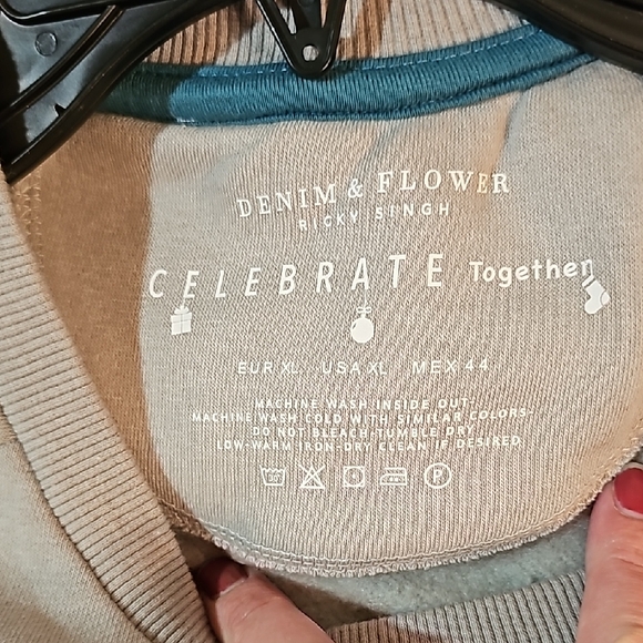 Denim & Flower Beige Christmas Crewneck Sweater, XL - Picture 11 of 13